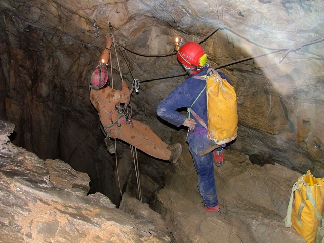  Découverte avec spéléologie